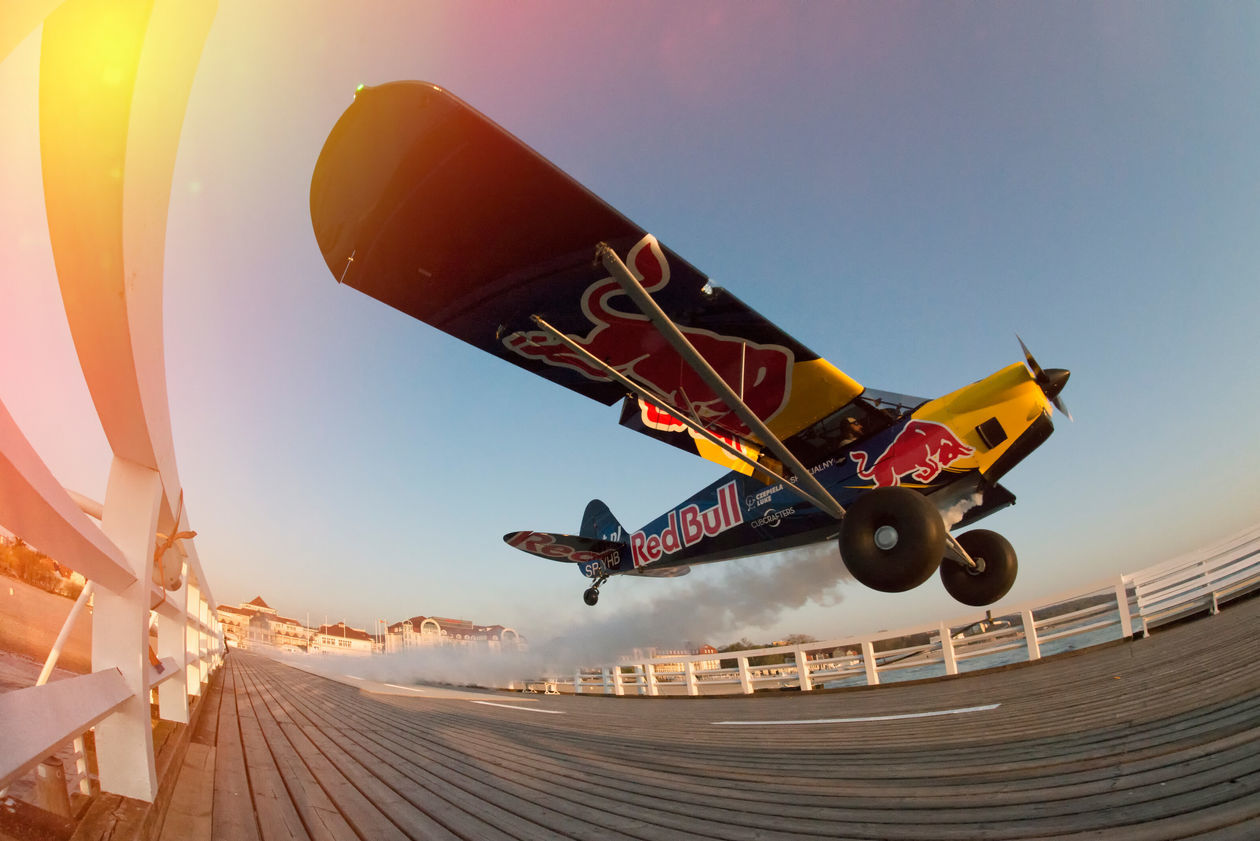  Łukasz Czepiela wylądował samolotem na molo w Sopocie (zdjęcie 1) - Autor: Łukasz Nazdraczew / Red Bull Content Pool