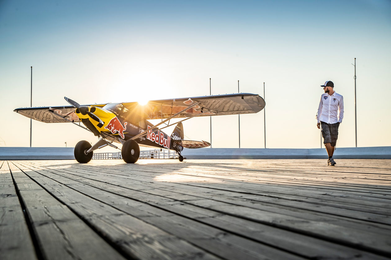  Łukasz Czepiela wylądował samolotem na molo w Sopocie (zdjęcie 1) - Autor: Marcin Kin / Red Bull Content Pool