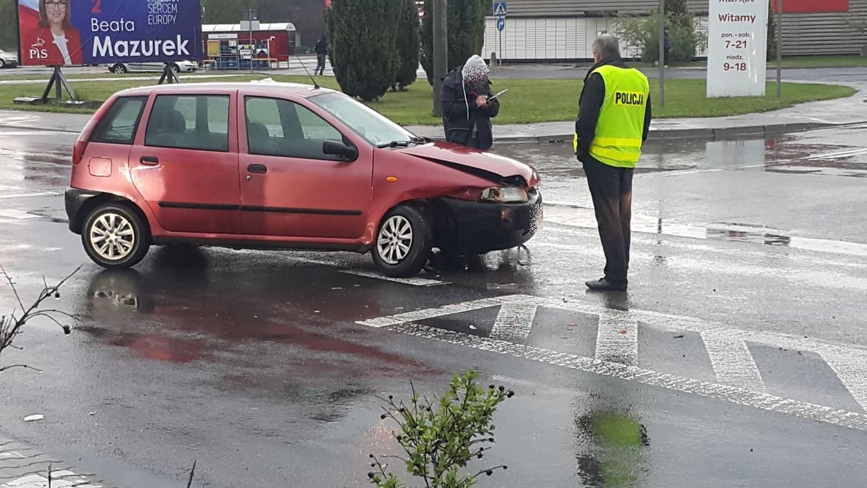  Kraśnik: Zderzenie samochodów na ul. Słowackiego (zdjęcie 1) - Autor: Czytelnik Zbigniew Bielecki