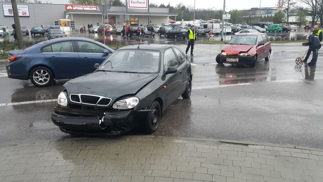  Kraśnik: Zderzenie samochodów na ul. Słowackiego (zdjęcie 1) - Autor: Czytelnik Zbigniew Bielecki