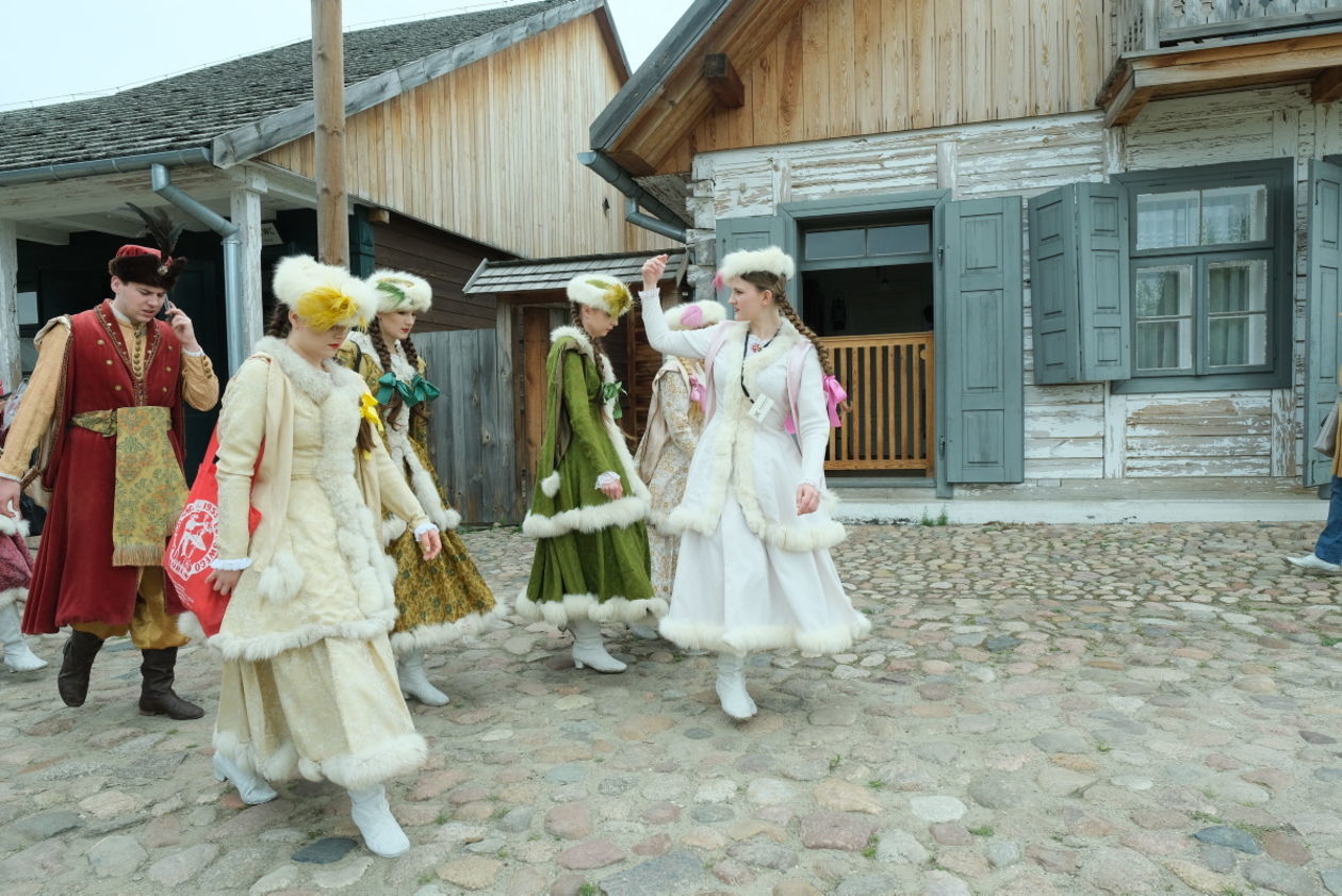  Skansen: Familijny piknik urodzinowy Stanisława Moniuszki (zdjęcie 1) - Autor: Maciej Kaczanowski