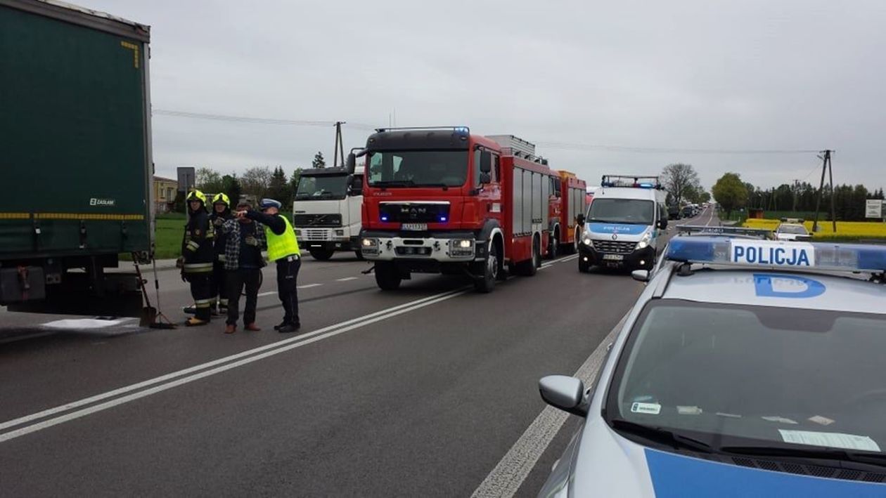  Wypadek w Niedrzwicy Dużej. Zderzenie ciężarówki i trzech aut (zdjęcie 8) - Autor: OSP Strzeszkowice Duże
