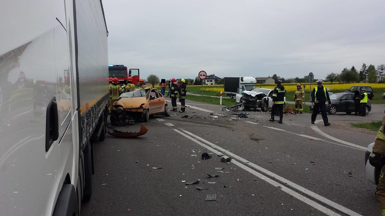  Wypadek w Niedrzwicy Dużej. Zderzenie ciężarówki i trzech aut (zdjęcie 5) - Autor: OSP Strzeszkowice Duże