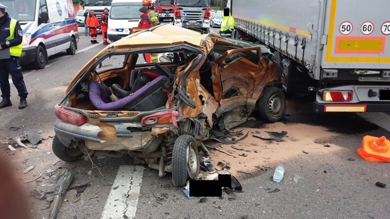  Wypadek w Niedrzwicy Dużej. Zderzenie ciężarówki i trzech aut (zdjęcie 4) - Autor: OSP Strzeszkowice Duże