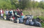 Zbieranie śmieci przy ul. Skowronkowej 34 (zdjęcie 2)