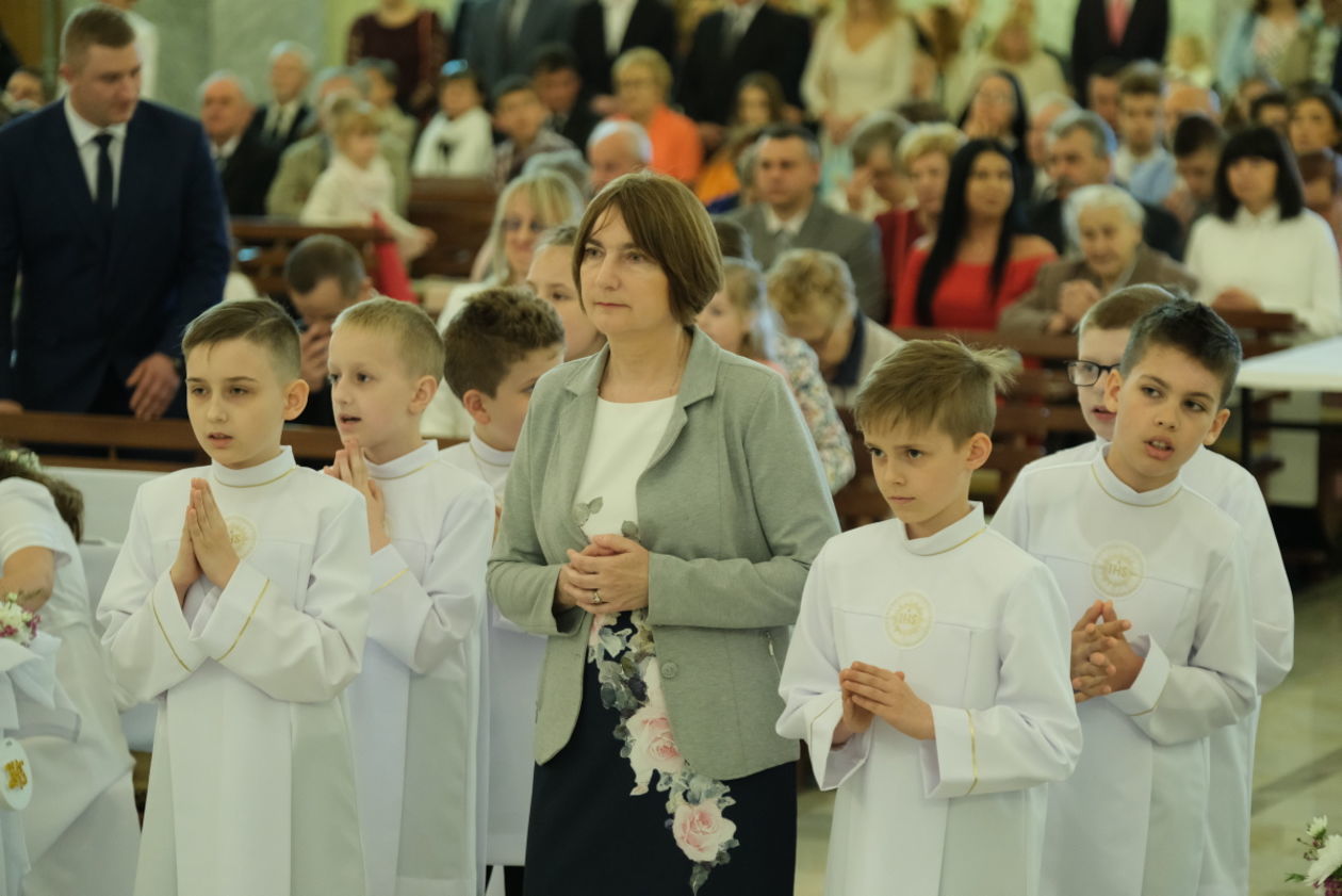  Parafia pw. Matki Bożej Fatimskiej: Pierwsza Komunia dzieci ze Szkoły Podstawowej nr 2  (zdjęcie 1) - Autor: Maciej Kaczanowski