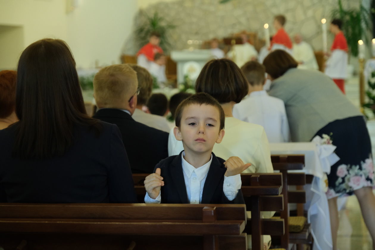  Parafia pw. Matki Bożej Fatimskiej: Pierwsza Komunia dzieci ze Szkoły Podstawowej nr 2  (zdjęcie 1) - Autor: Maciej Kaczanowski