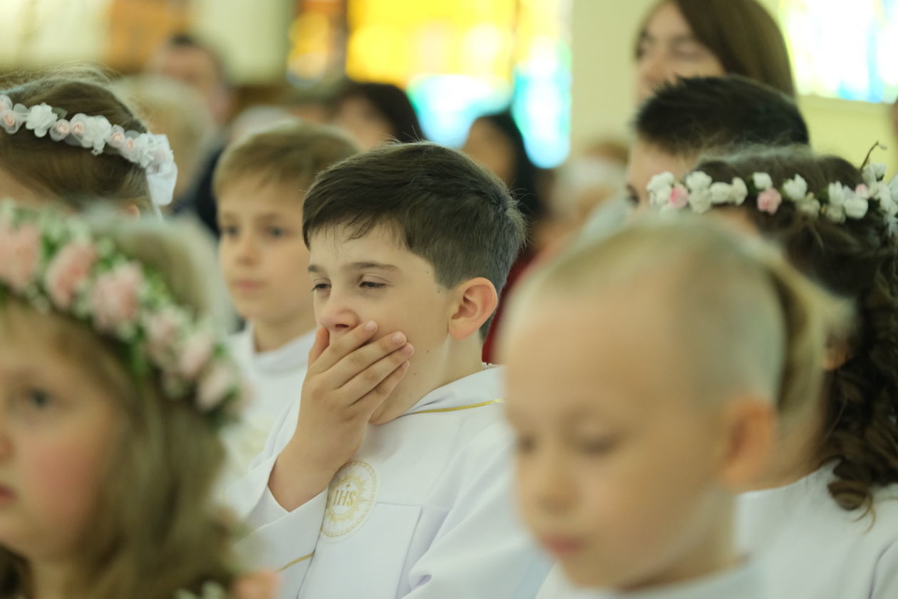  Parafia pw. Matki Bożej Fatimskiej: Pierwsza Komunia dzieci ze Szkoły Podstawowej nr 2  (zdjęcie 1) - Autor: Maciej Kaczanowski