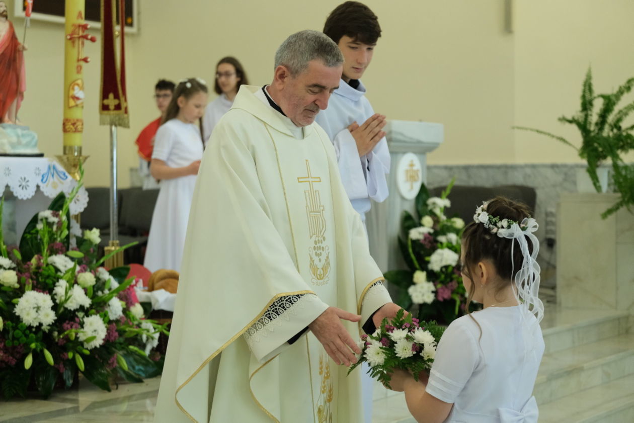  Parafia pw. Matki Bożej Fatimskiej: Pierwsza Komunia dzieci ze Szkoły Podstawowej nr 2  (zdjęcie 1) - Autor: Maciej Kaczanowski