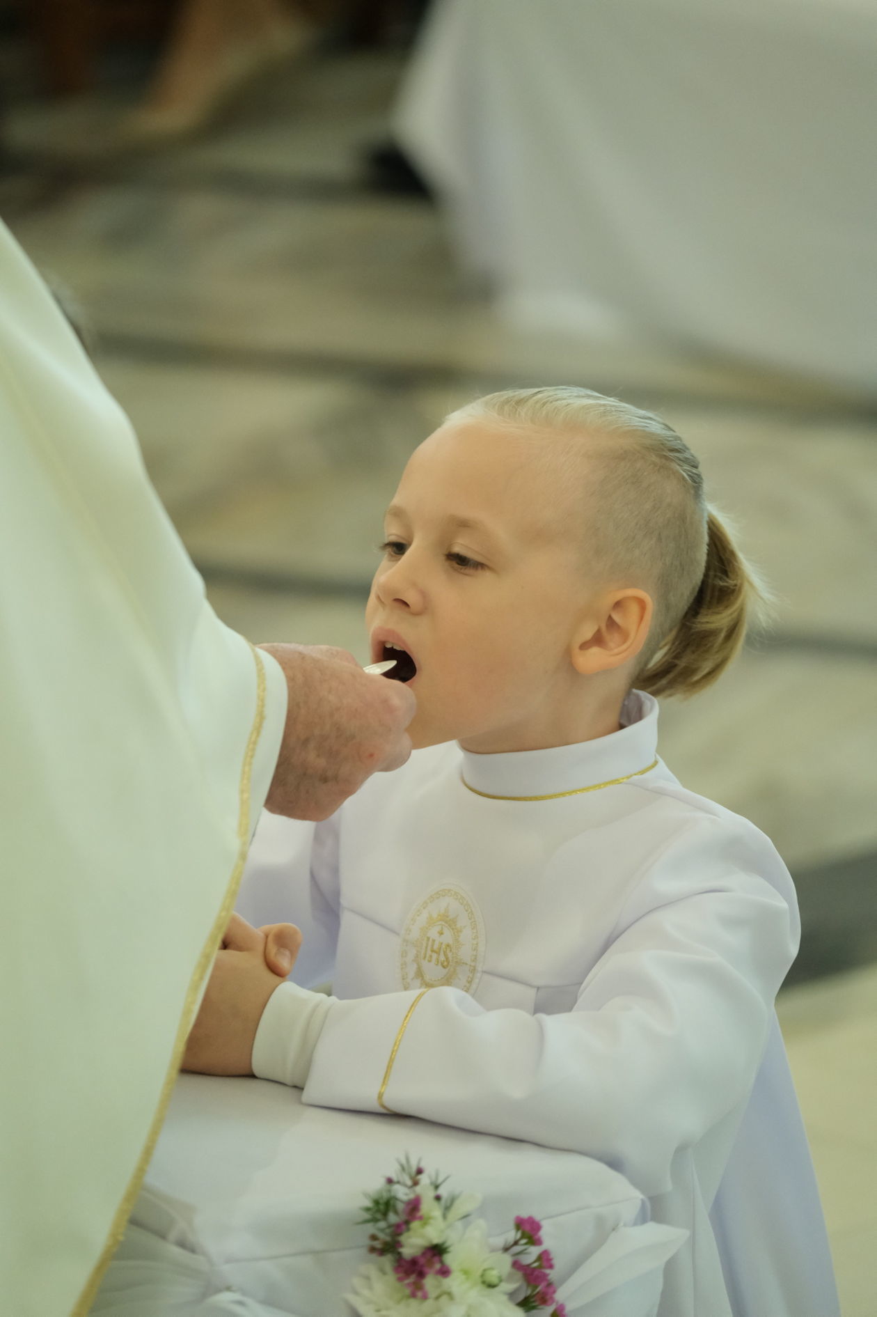  Parafia pw. Matki Bożej Fatimskiej: Pierwsza Komunia dzieci ze Szkoły Podstawowej nr 2  (zdjęcie 1) - Autor: Maciej Kaczanowski