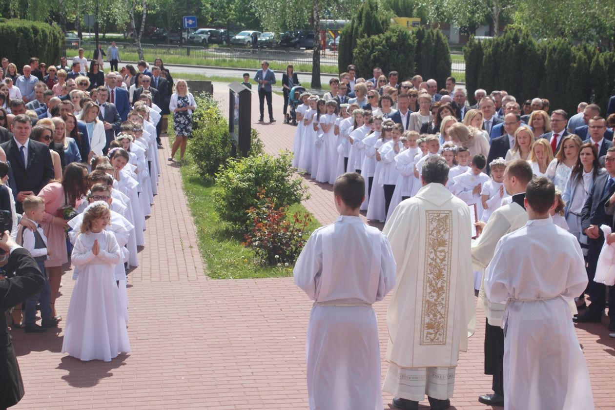  Pierwsza Komunia Święta w Parafii pw. św. Jadwigi Królowej (zdjęcie 1) - Autor: Mirosław Trembecki