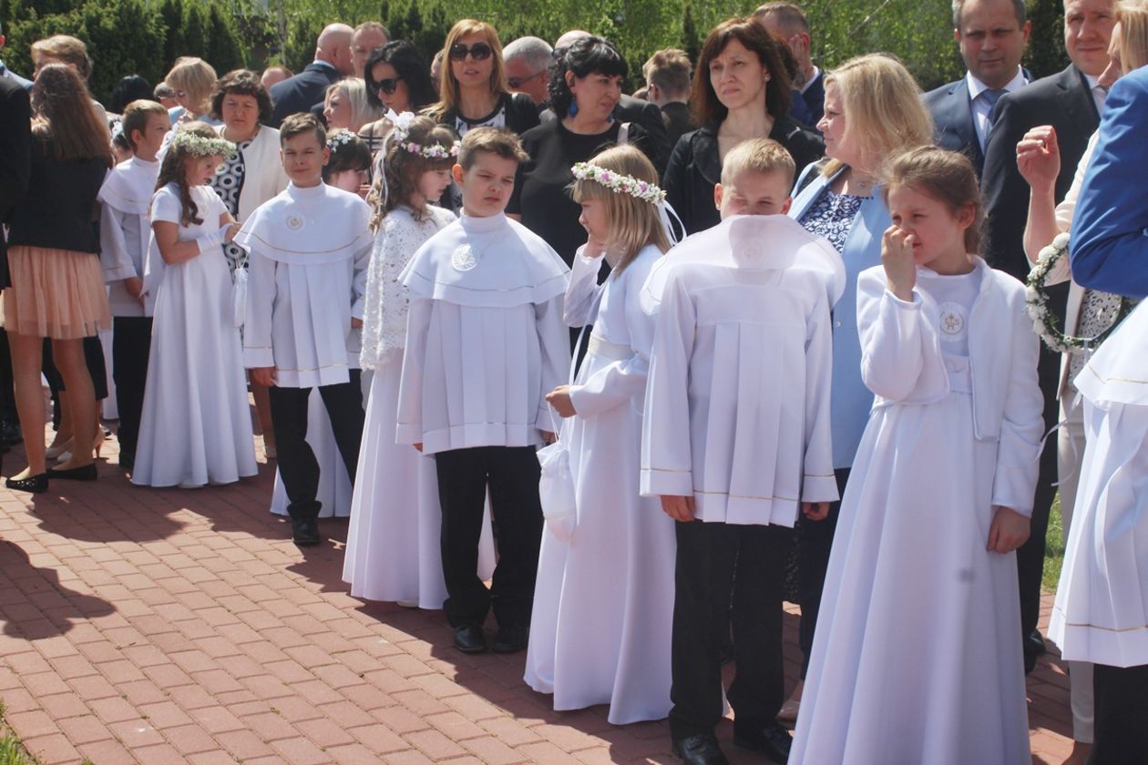  Pierwsza Komunia Święta w Parafii pw. św. Jadwigi Królowej (zdjęcie 1) - Autor: Mirosław Trembecki