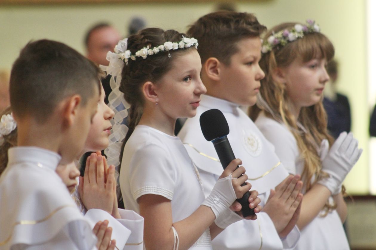  Pierwsza Komunia Święta w Parafii pw. św. Jadwigi Królowej (zdjęcie 1) - Autor: Mirosław Trembecki