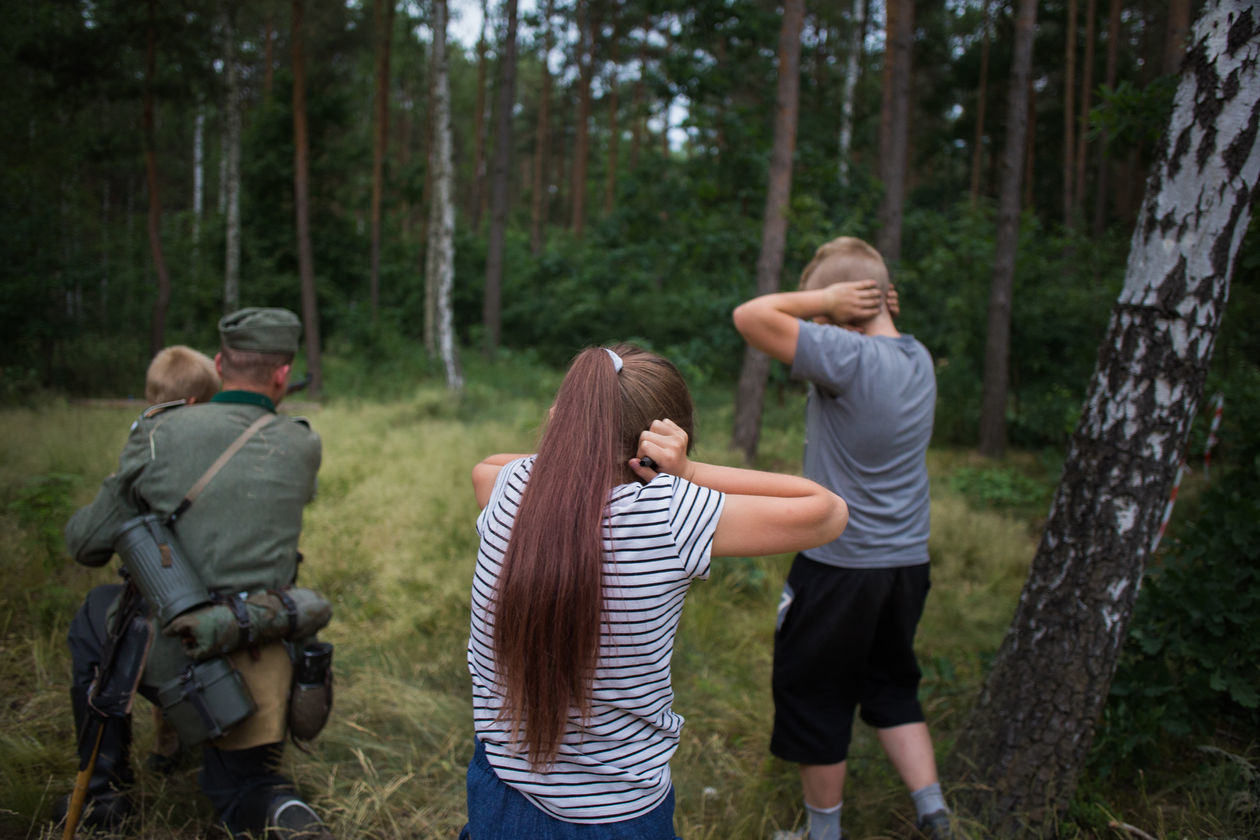  <p class="MsoNormal"><strong>Fotoreportaż - II miejsce w kategorii KULTURA I ROZRYWKA</strong></p>
<p class="MsoNormal">Wśr&oacute;d Polak&oacute;w rośnie popularność masowych imprez o charakterze militarnym. Zazwyczaj przybierają formę lokalnych, weekendowych piknik&oacute;w, chętnie odwiedzanych przez całe rodziny. Jednym z gł&oacute;wnych odbiorc&oacute;w są dzieci, zaś wydarzenia stają się narzędziem kształtowania ich historycznej świadomości i narodowej tożsamości. Na zdjęciach kolejno: 1) Warszawa. Dziewczynka sprawdza działanie historycznego sprzętu wojskowego podczas imprezy &bdquo;Dotknij Niepodległości&rdquo; w Muzeum Wojska Polskiego. 2) Łabiszyn. Rekonstruktor Łabiszyńskich Spotkań z Historią prezentuje możliwości broni po inscenizacji polsko-niemieckiej bitwy z września 1939 roku. 3) Poznań. Piknik towarzyszący pokazom lotniczym Poznań Air Show i odbywającej się w tle rekonstrukcji bitwy z udziałem historycznych samolot&oacute;w. 4) Borne Sulinowo. Chłopiec obserwuje teren poligonu dla czołg&oacute;w w czasie Zlotu Pojazd&oacute;w Militarnych &bdquo;Gąsienice i Podkowy&rdquo;. 5) Trzebinia. Fantom urwanej ręki na stanowisku prowizorycznego szpitala polowego z czas&oacute;w drugiej wojny na Zlocie Miłośnik&oacute;w Militari&oacute;w &bdquo;Enigma&rdquo;. 6) Porąbka. Przygotowania do inscenizacji zwycięskich walk dywizji gen. Maczka w Normandii w ramach imprezy Historie Frontowe. 7) Łomianki. Dzieci na tle spalonej scenografii &bdquo;Bitwy pod Łomiankami&nbsp;1939&rdquo;&nbsp;po inscenizowanym ataku niemieckich jednostek na mazowiecką wieś. 8) Kalisz. Dziewczynka na wojskowej ciężar&oacute;wce podczas Pikniku Militarnego.</p>
<p class="MsoNormal">Wrzesień 2017 &ndash; sierpień 2018</p>