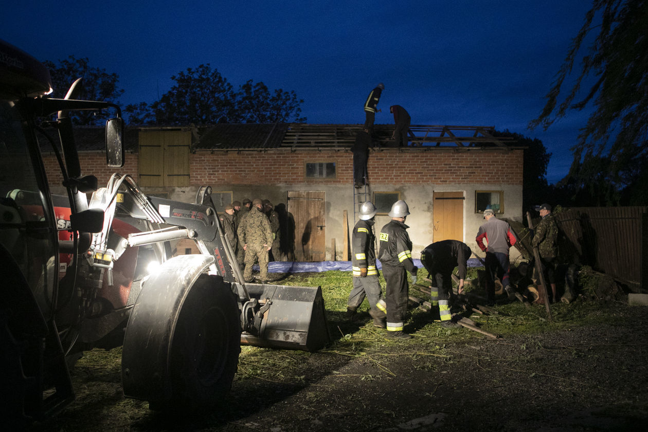  Trąba powietrzna w gm. Wojciechów. Strażacy zabezpieczają budynki (zdjęcie 1) - Autor: Jacek Szydłowski