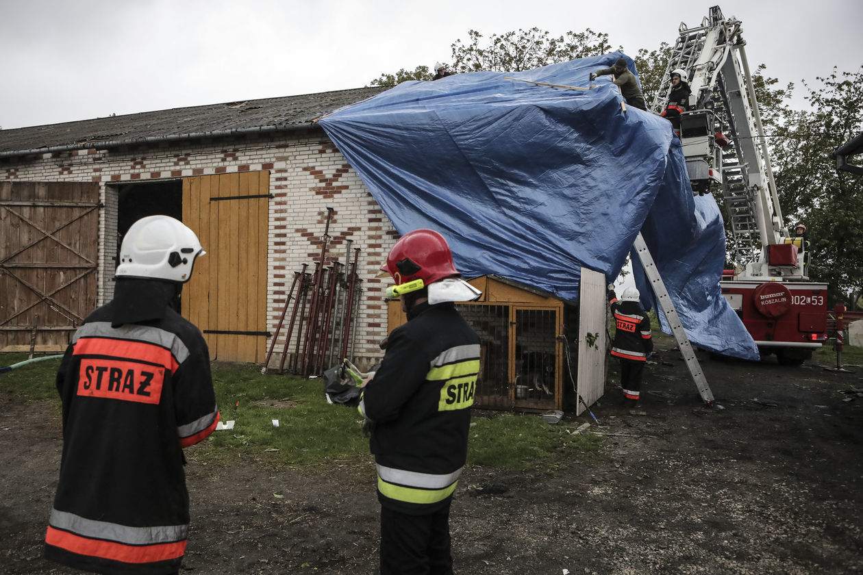  Trąba powietrzna w gm. Wojciechów. Strażacy zabezpieczają budynki (zdjęcie 1) - Autor: Jacek Szydłowski