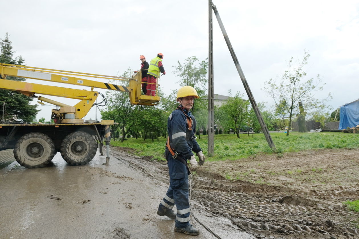  Skutki przejścia trąby powietrznej w gminie Wojciechów (zdjęcie 1) - Autor: Maciej Kaczanowski