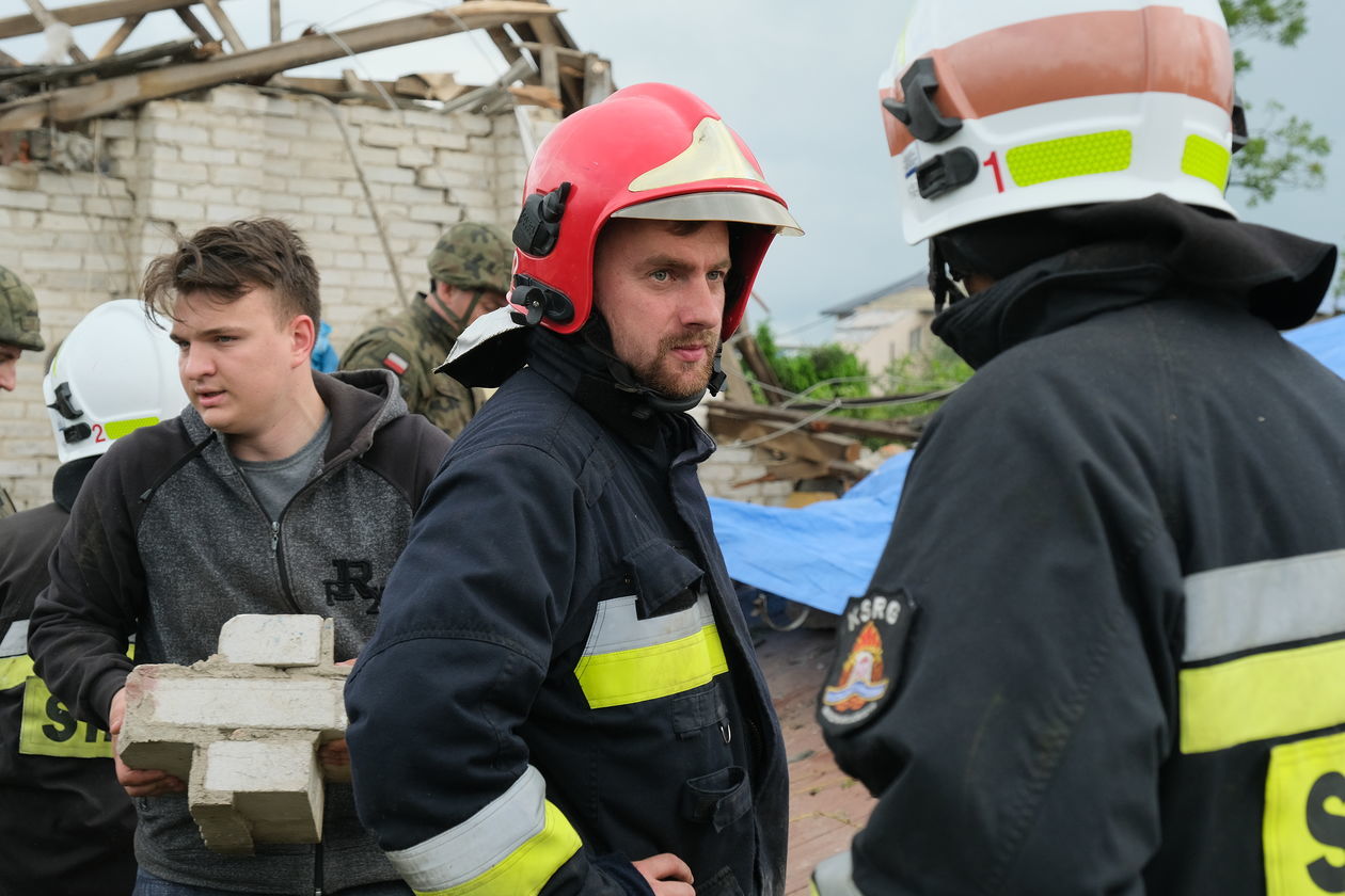  Skutki przejścia trąby powietrznej w gminie Wojciechów (zdjęcie 1) - Autor: Maciej Kaczanowski