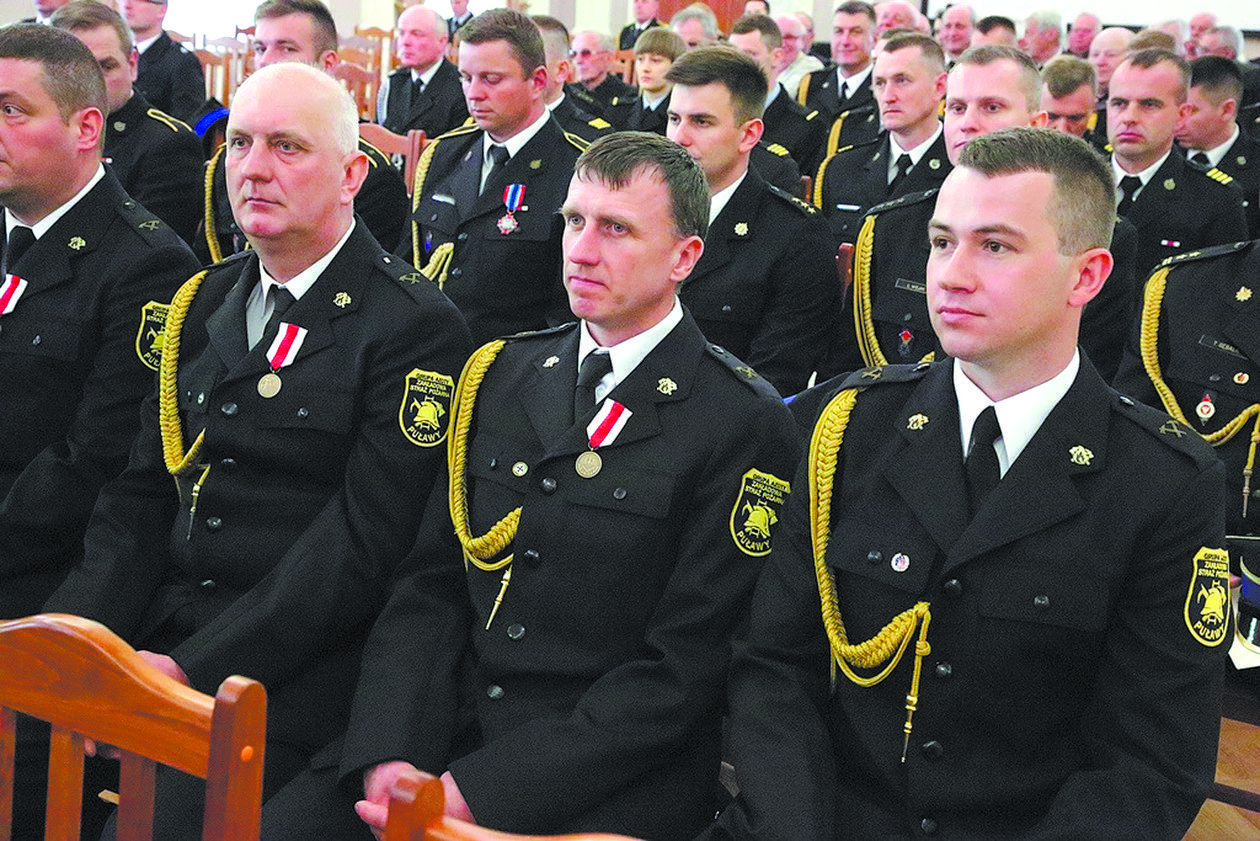  Puławscy strażacy z awansami i medalami (zdjęcie 1) - Autor: Sławomir Kłak