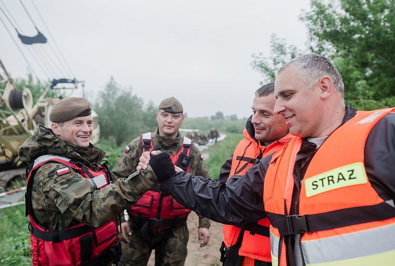  Żołnierze WOT realizują zadania kryzysowe (zdjęcie 1) - Autor: Materiał WOT