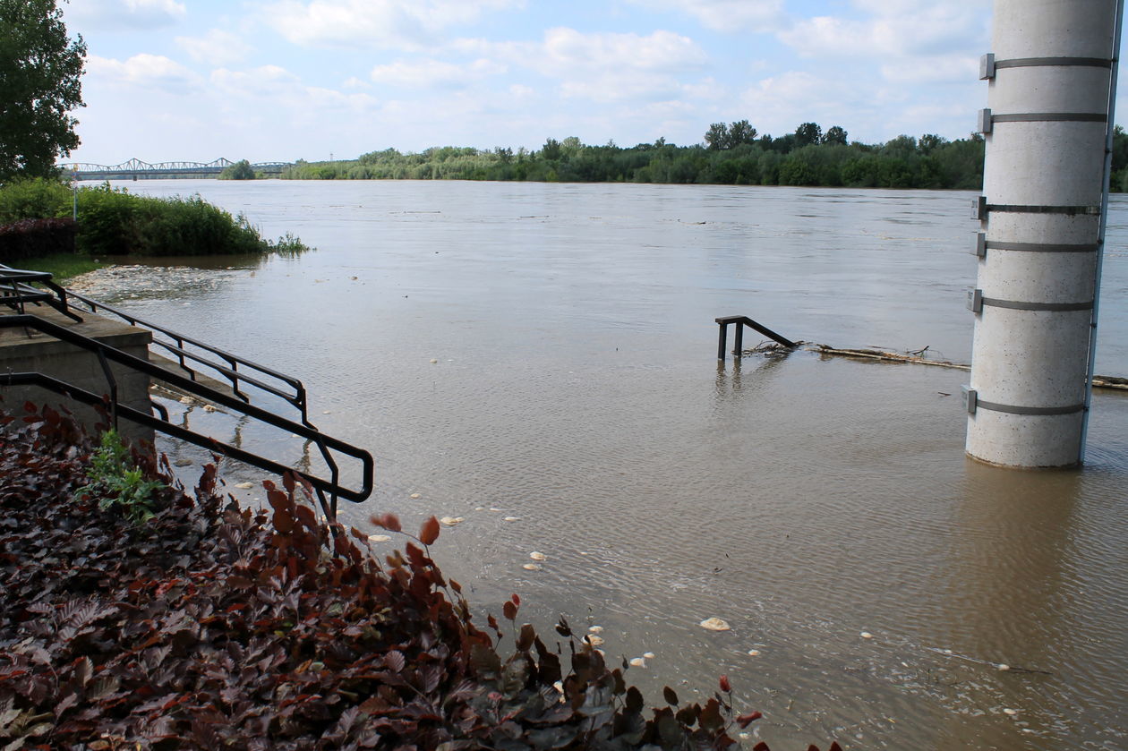 Wisła zalewa bulwar, alarm przeciwpowodziowy - Autor: Radosław Szczęch