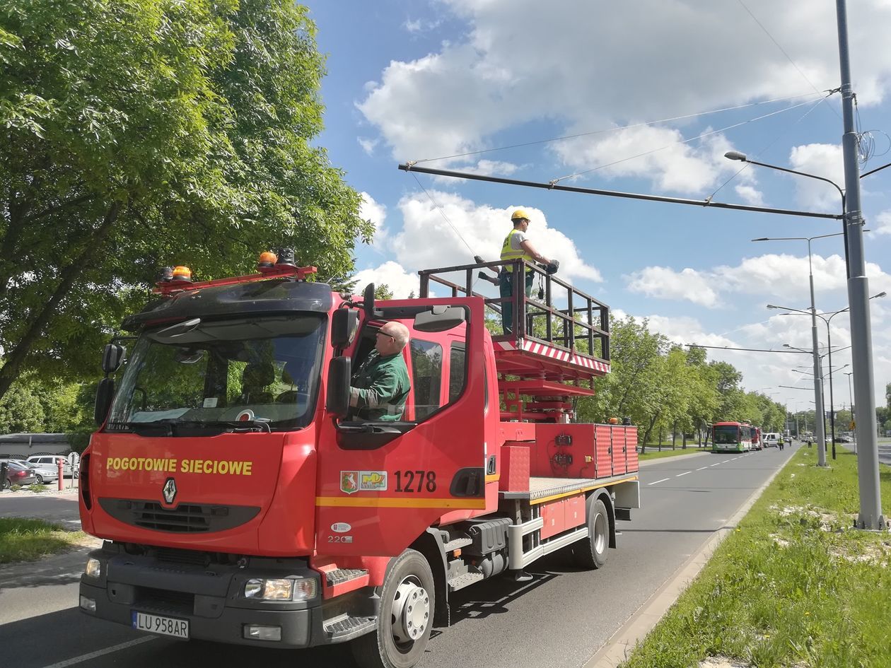  Choiny: Druty trakcji trolejbusowej zwisały nad ulicą (zdjęcie 1) - Autor: Agnieszka Antoń-Jucha