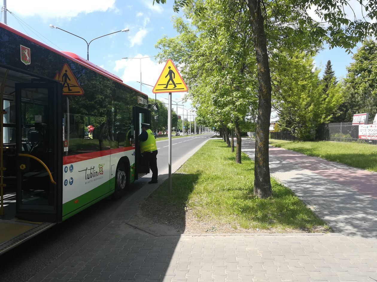  Choiny: Druty trakcji trolejbusowej zwisały nad ulicą (zdjęcie 1) - Autor: Agnieszka Antoń-Jucha