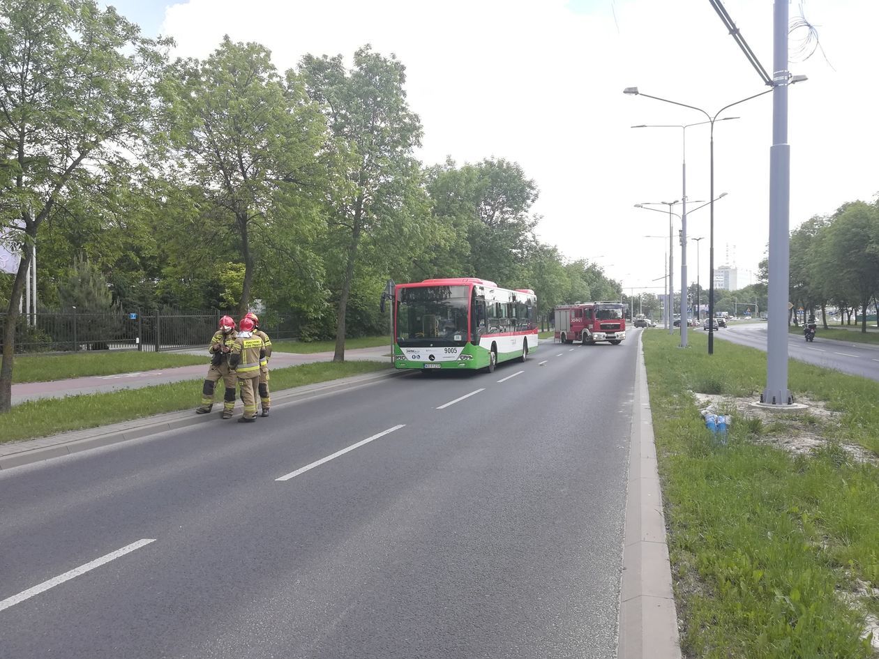  Choiny: Druty trakcji trolejbusowej zwisały nad ulicą (zdjęcie 1) - Autor: Agnieszka Antoń-Jucha