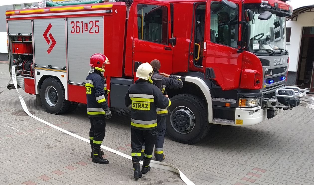  Ćwiczenia strażaków w akademiku (zdjęcie 1) - Autor: Wojciech Zakrzewski