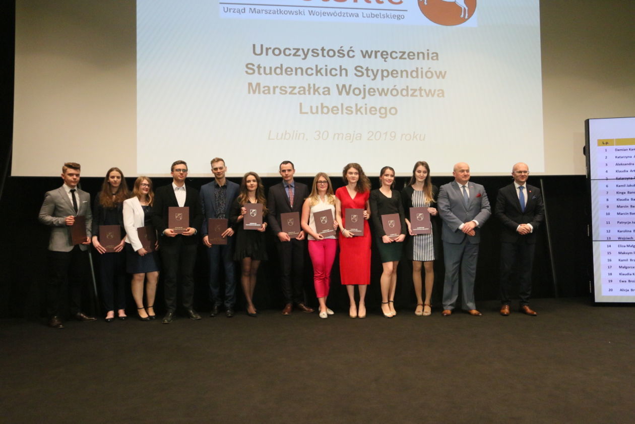  Wręczenie studentom lubelskich uczelni stypendiów od marszałka województwa (zdjęcie 1) - Autor: Maciej Kaczanowski