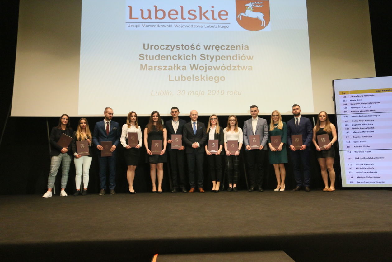  Wręczenie studentom lubelskich uczelni stypendiów od marszałka województwa (zdjęcie 1) - Autor: Maciej Kaczanowski