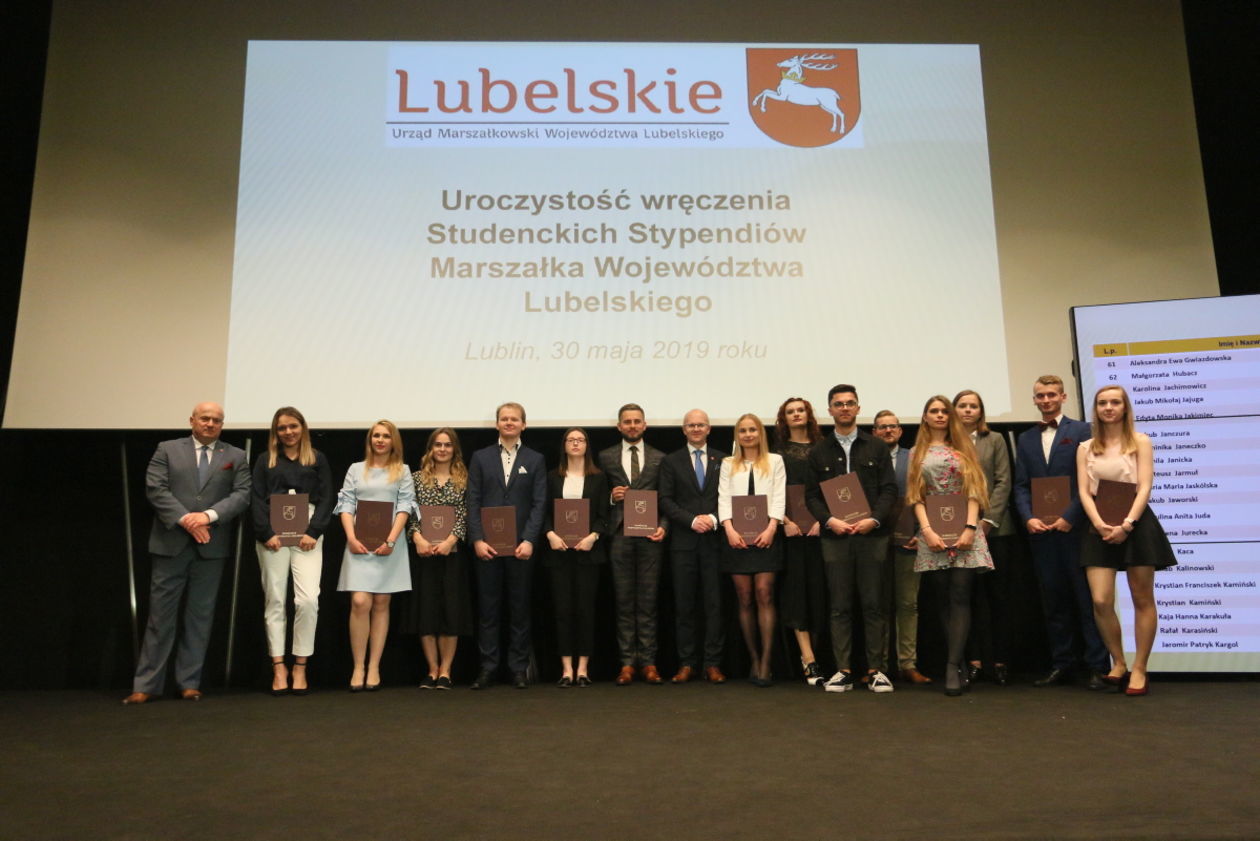  Wręczenie studentom lubelskich uczelni stypendiów od marszałka województwa (zdjęcie 1) - Autor: Maciej Kaczanowski