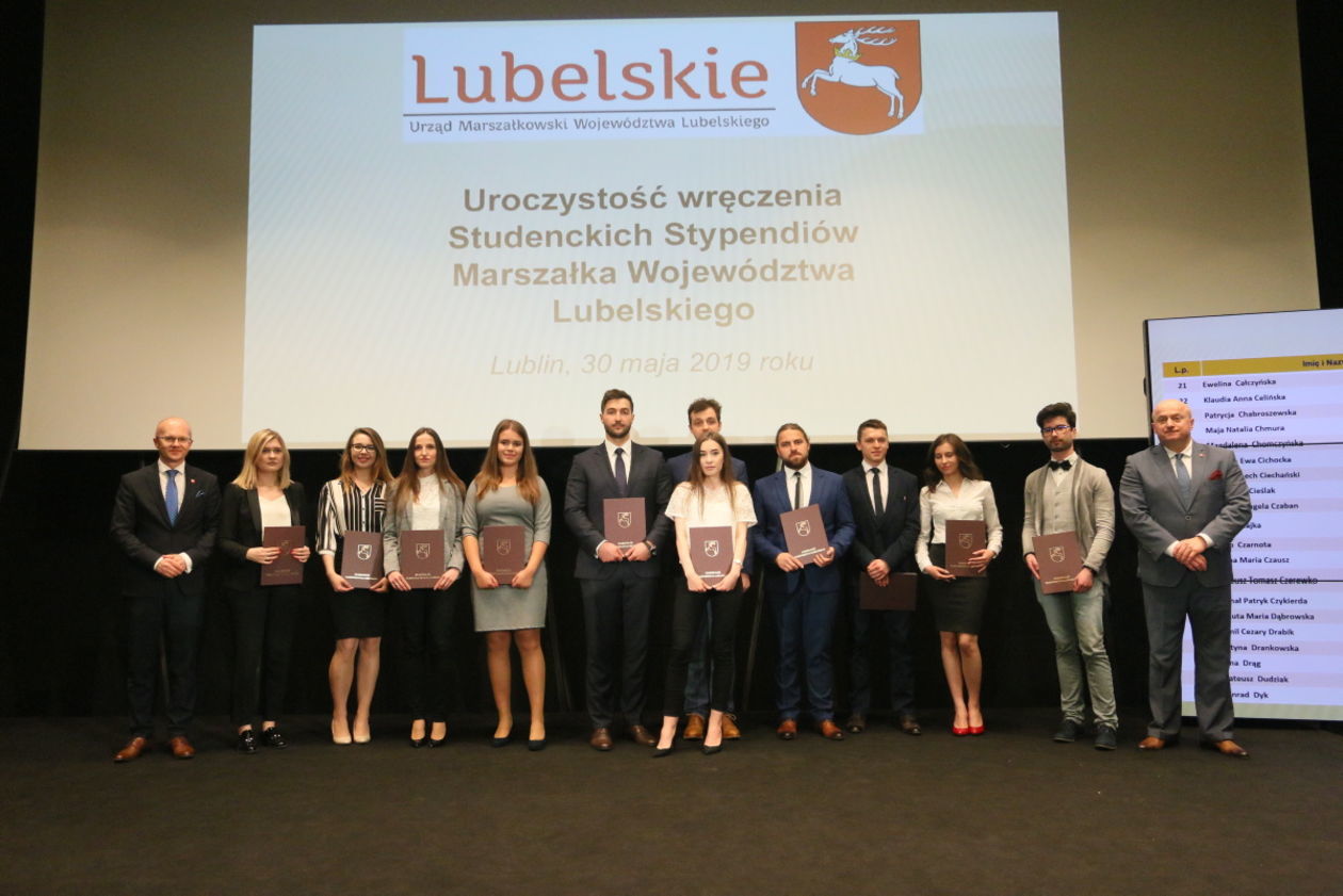  Wręczenie studentom lubelskich uczelni stypendiów od marszałka województwa (zdjęcie 1) - Autor: Maciej Kaczanowski