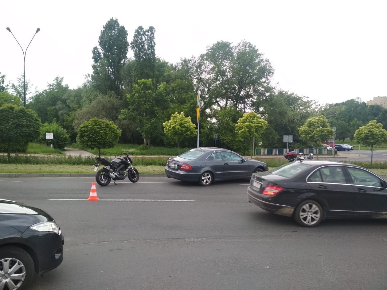  Wypadek na ul. Lubomelskiej w Lublinie. Zderzenie motocykla i auta (zdjęcie 1) - Autor: Paweł Buczkowski