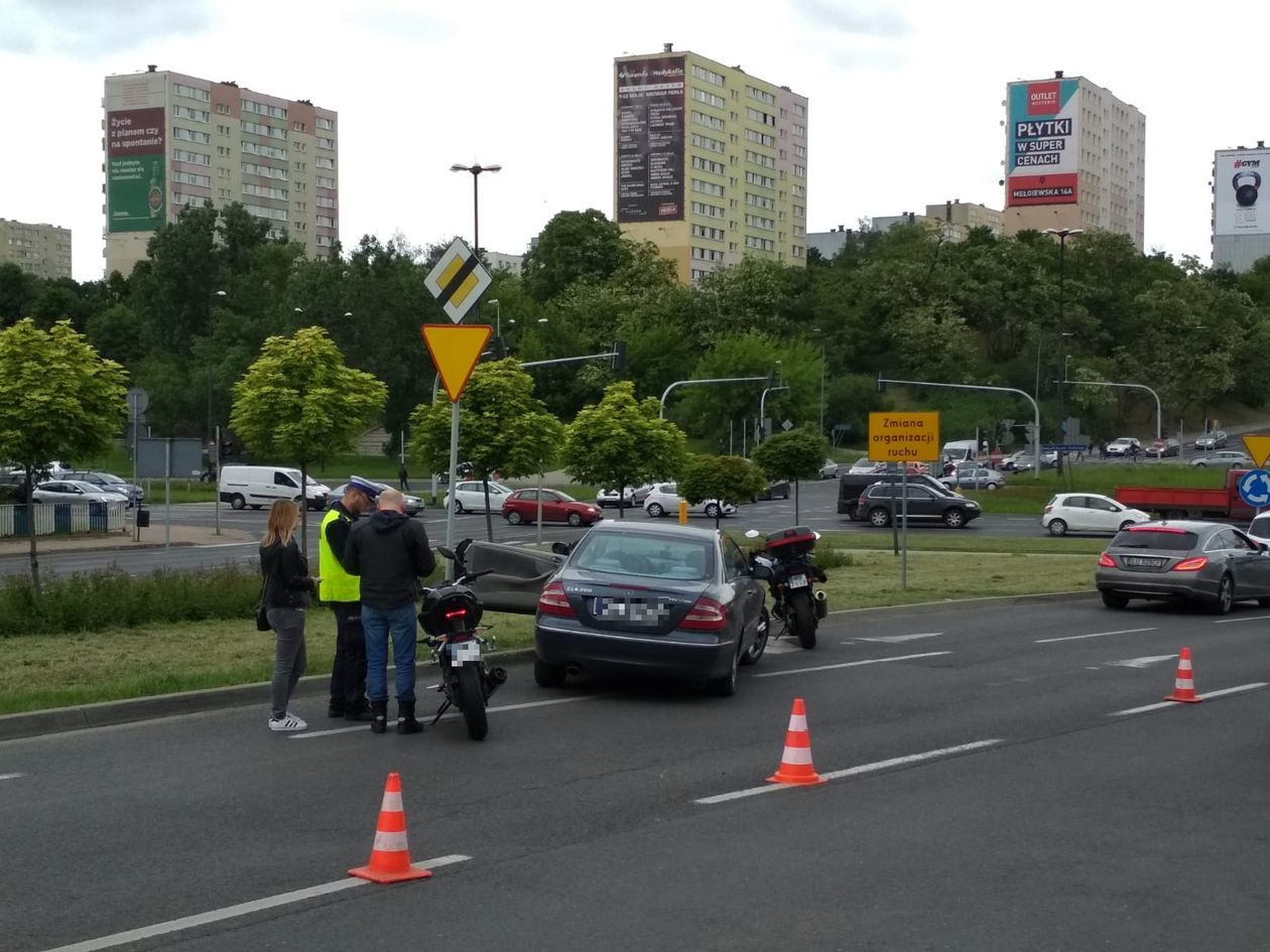  Wypadek na ul. Lubomelskiej w Lublinie. Zderzenie motocykla i auta (zdjęcie 1) - Autor: Paweł Buczkowski