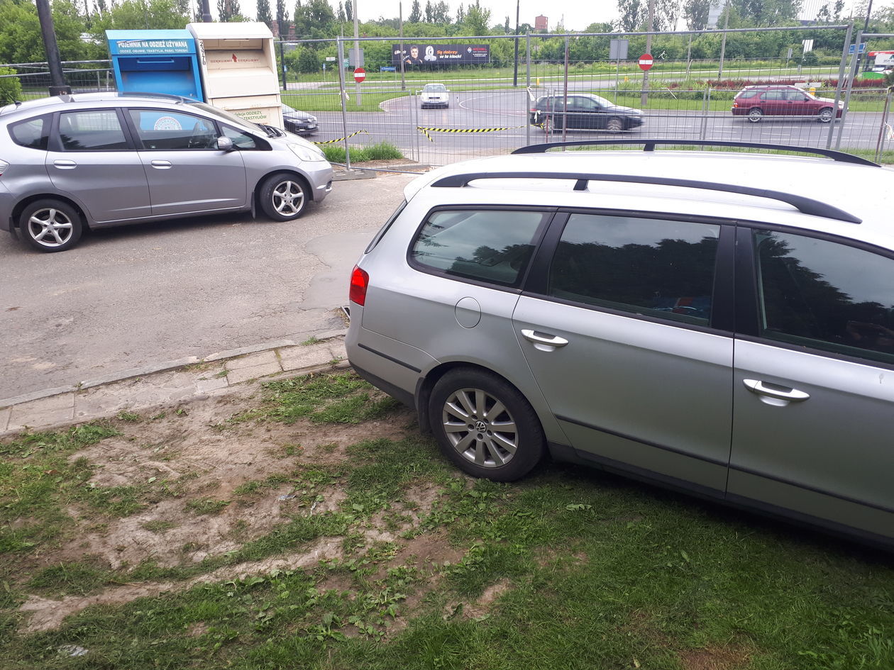  Ul. Medalionów: Stracili parkingi, zastawili trawniki (zdjęcie 1) - Autor: Maciej Kaczanowski