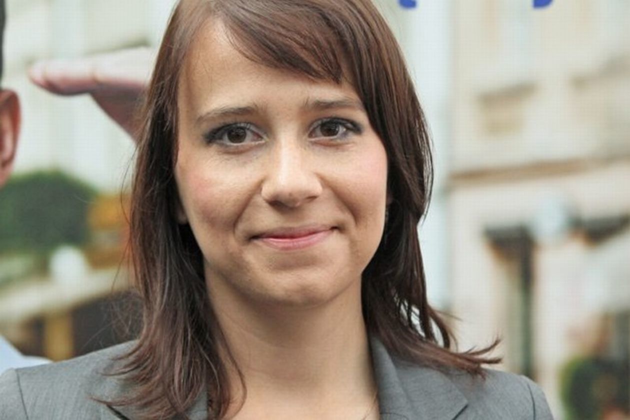  <p><strong>Magdalena Marek (PO-KO)</strong></p>
<p>Oszczędności: 44 tys. zł, 43 392,81 zł w papierach wartościowych</p>
<p>Nieruchomości: Mieszkanie o pow. 51 mkw. (350 tys. zł), las o pow. 0,09 ha, grunt orny o pow. 0,19 ha i łąki o pow. 0,22 ha (o łącznej wartości 3 tys. zł)</p>
<p>Zarobki: 15 922,15 zł uposażenia, 3 340,27 zł diety parlamentarnej, 136 391,01 w Urzędzie Marszałkowskim Wojew&oacute;dztwa Lubelskiego, 35 702,75 zł w radzie nadzorczej Komunikacji Miejskiej Płock, 2028 zł w Radzie Programowej Polskiego Radia Lublin</p>
<p>Pojazdy: mazda CX-3 (2015, 62 tys. zł)</p>
<p>Zobowiązania: pożyczka hipoteczna (52 668,36 zł), kredyt konsolidacyjny (127 817,01 zł)</p>