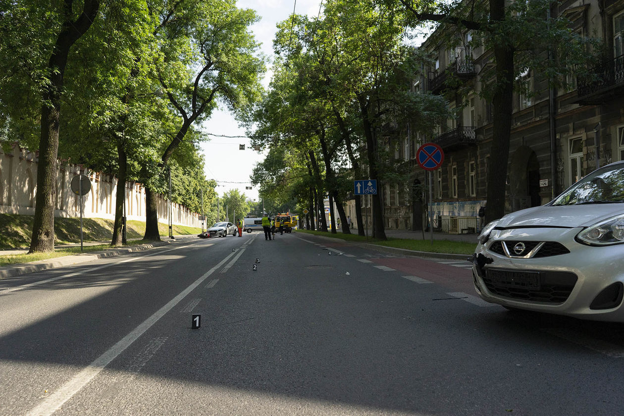  Wypadek na ul. Wyszyńskiego. Zderzenie trzech aut i motocykla (zdjęcie 1) - Autor: Michal Siudzinski