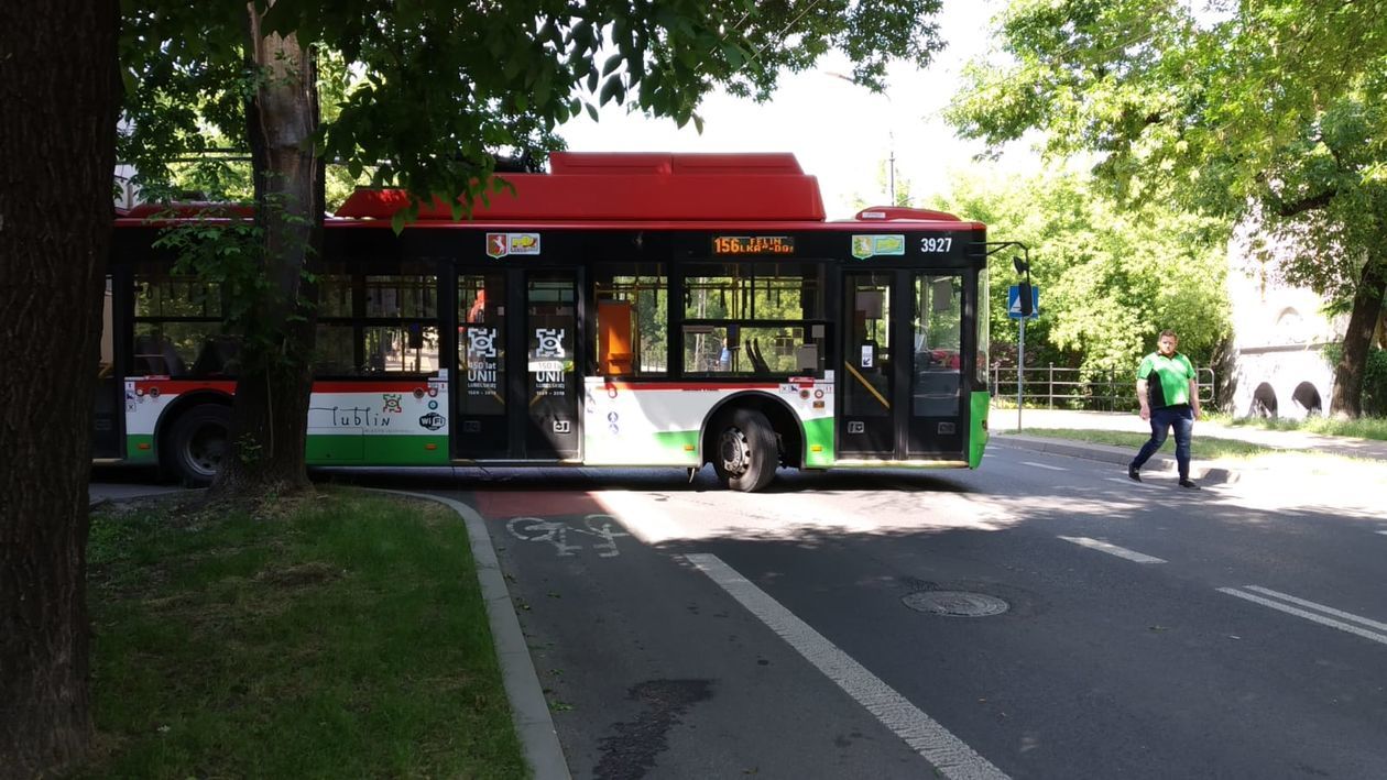  Wypadek na ul. Wyszyńskiego. Zderzenie trzech aut i motocykla (zdjęcie 1) - Autor: Łukasz Minkiewicz