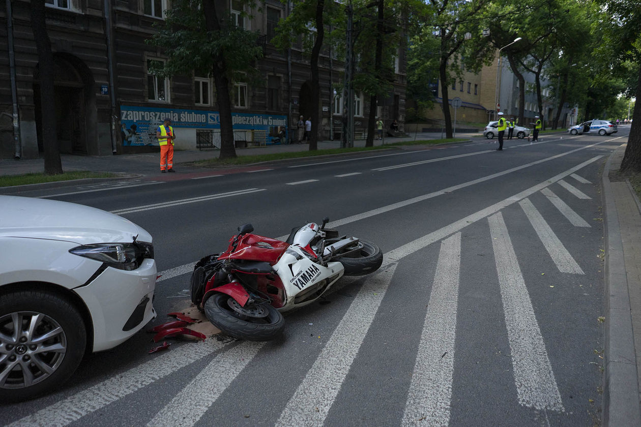  Wypadek na ul. Wyszyńskiego. Zderzenie trzech aut i motocykla (zdjęcie 1) - Autor: Michal Siudzinski