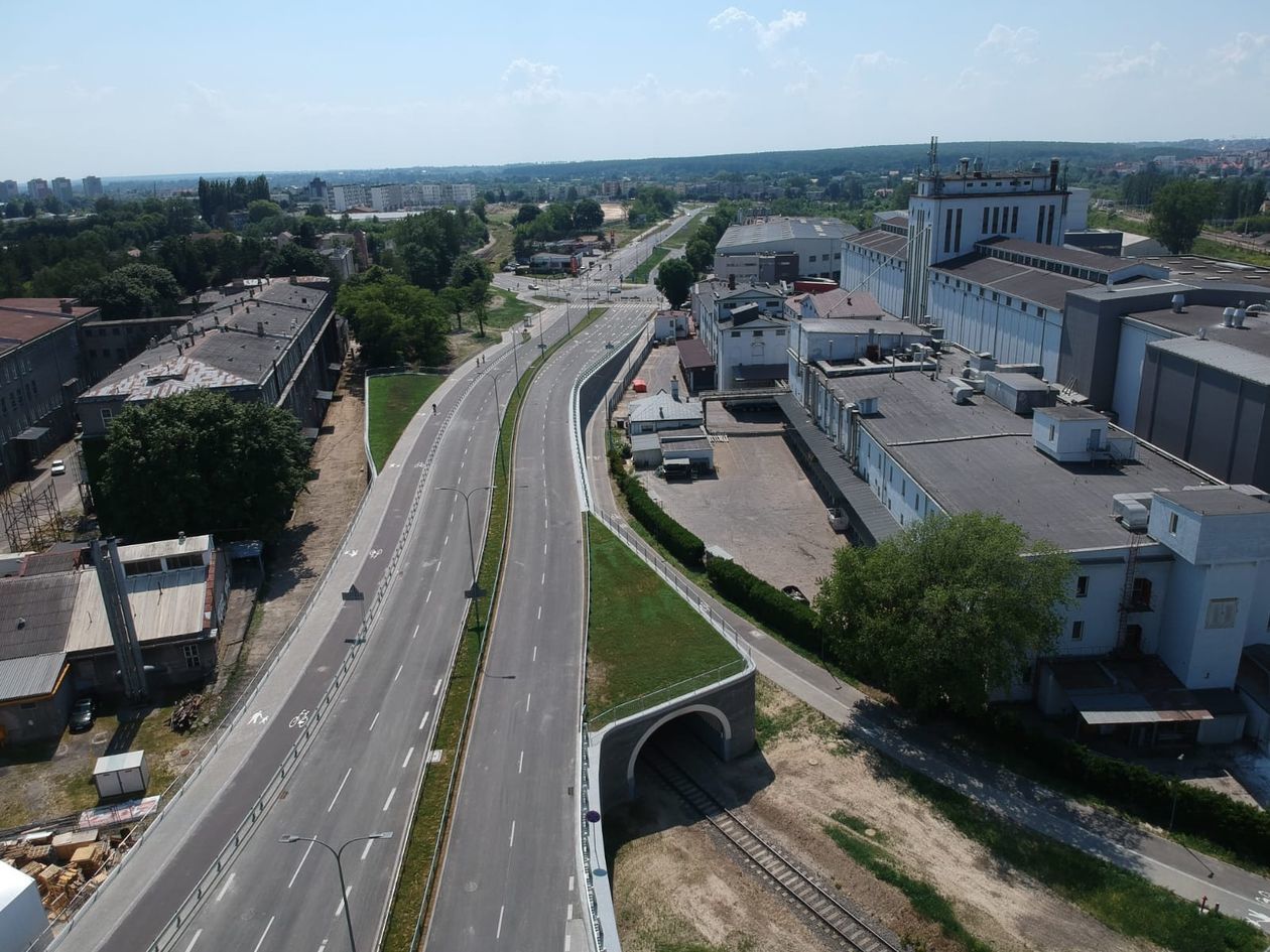  <p>Wiadukt nad&nbsp;bocznicą kolejową w ciągu ulicy, kt&oacute;ra połączy ul. Wrotkowską z Kunickiego</p>