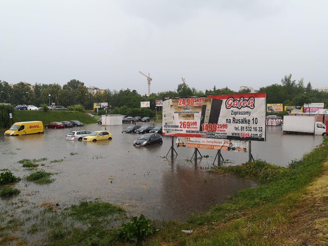  <p>Parking między Olimpem a Decathlonem w Lublinie</p>