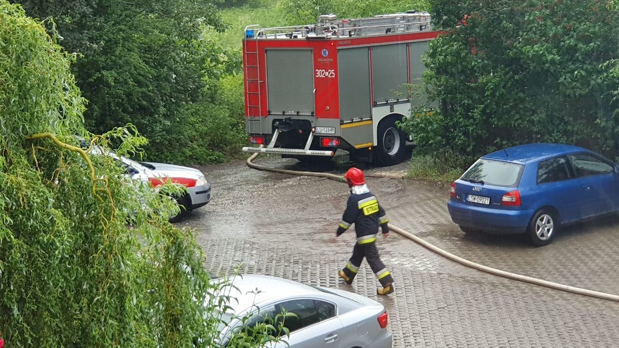  <p>Akcja strażak&oacute;w przy ul. Mackiewicza. Zalany parking podziemny</p>