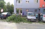 Połamane drzewo uszkodziło cztery samochody przy ul. Puławskiej (zdjęcie 3)