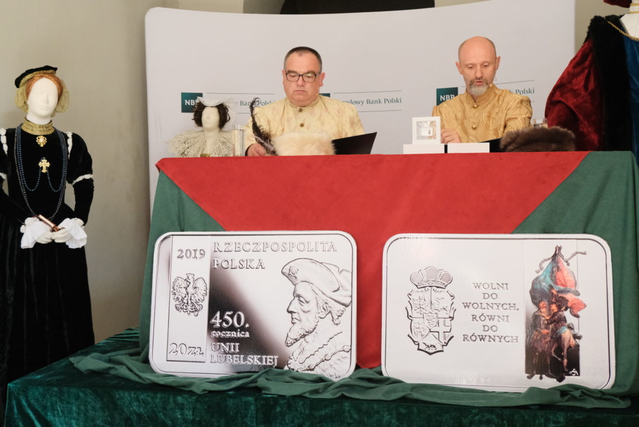 NBP: nowa moneta, srebrne 20 złotych upamiętnia 450. rocznicę unii lubelskiej. - Autor: Maciej Kaczanowski