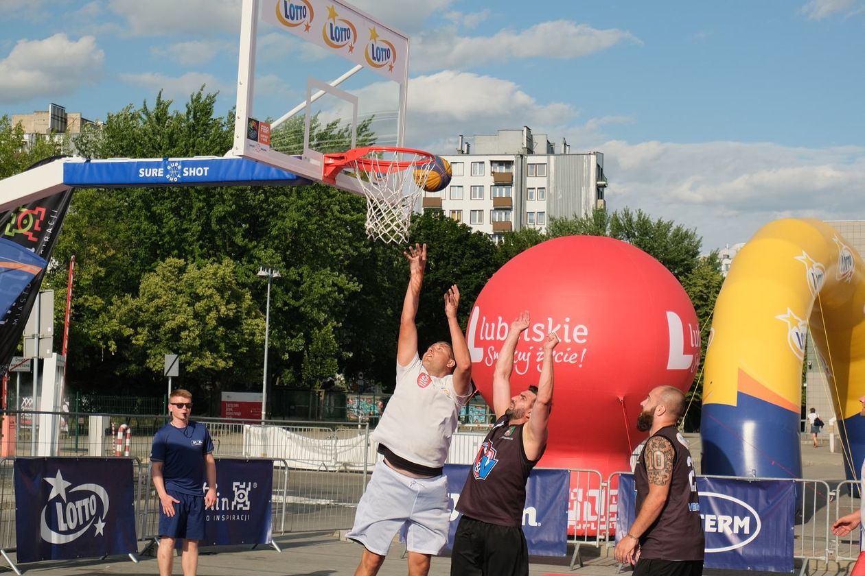  Turniej streetball przed halą na Globusie (zdjęcie 1) - Autor: Maciej Kaczanowski