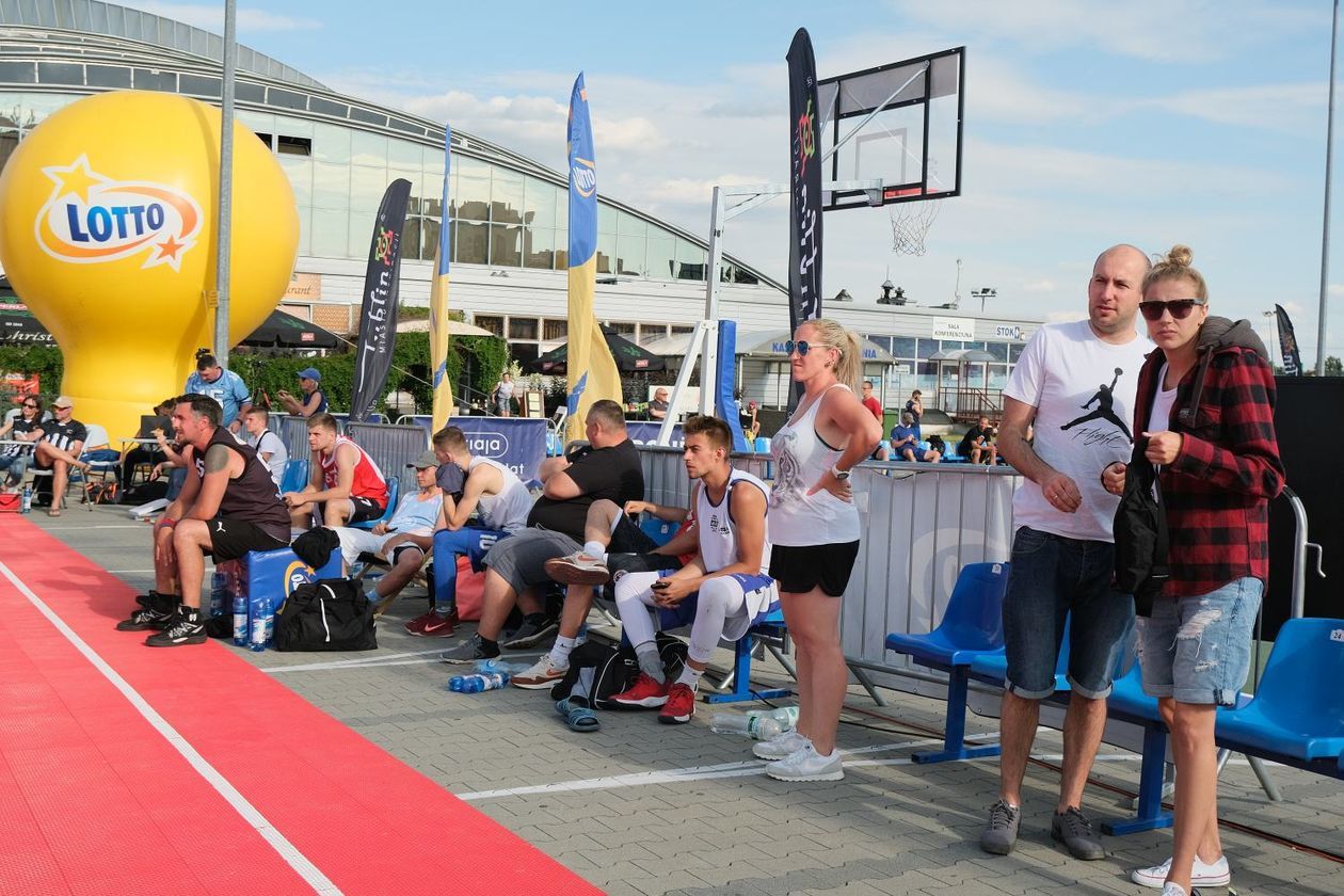  Turniej streetball przed halą na Globusie (zdjęcie 1) - Autor: Maciej Kaczanowski