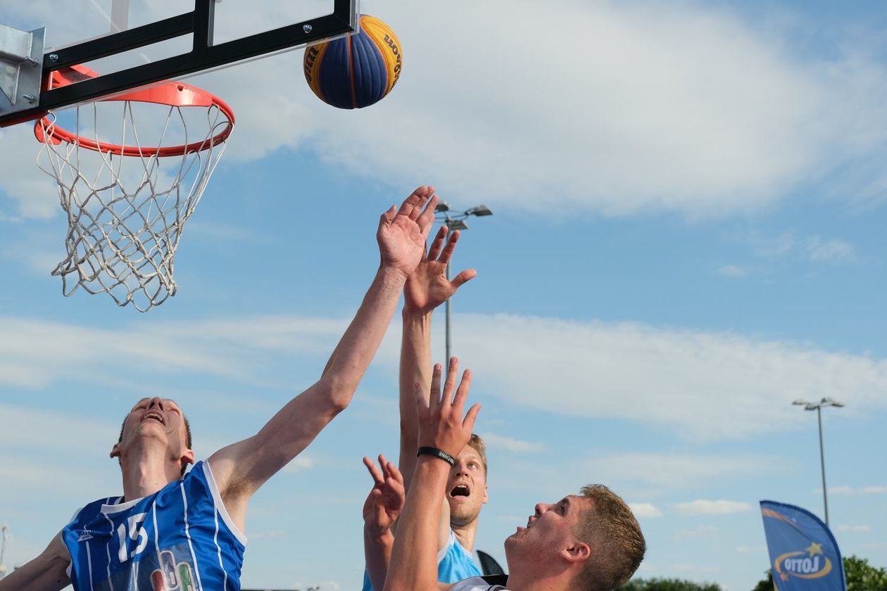  Turniej streetball przed halą na Globusie (zdjęcie 1) - Autor: Maciej Kaczanowski