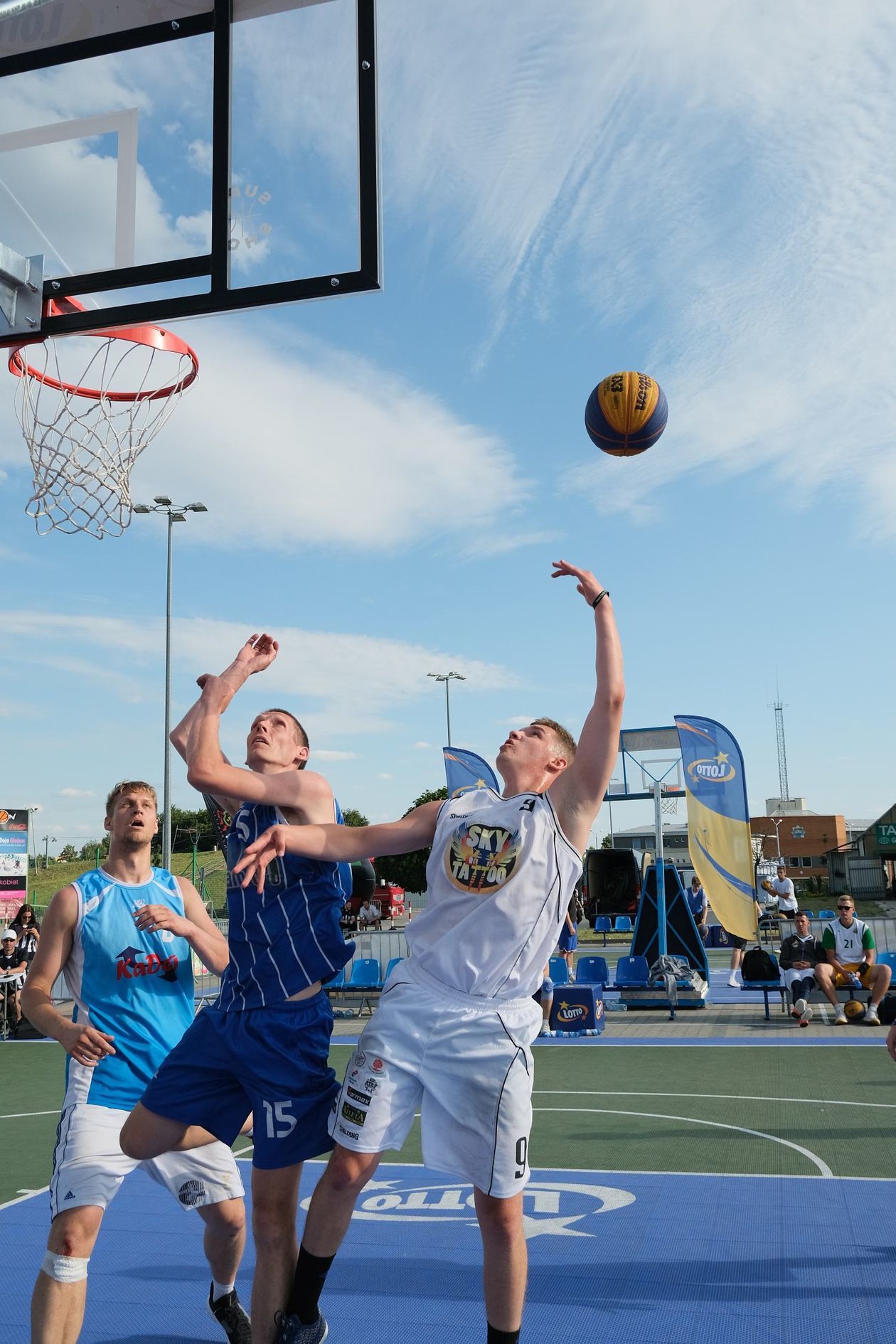  Turniej streetball przed halą na Globusie (zdjęcie 1) - Autor: Maciej Kaczanowski