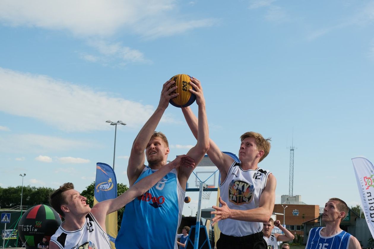  Turniej streetball przed halą na Globusie (zdjęcie 1) - Autor: Maciej Kaczanowski